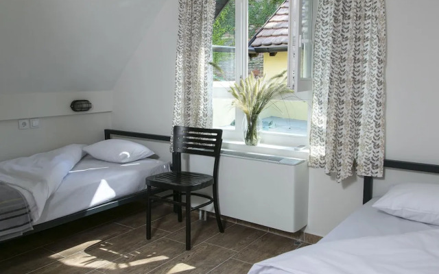 Varad Inn Hostel and Cafe