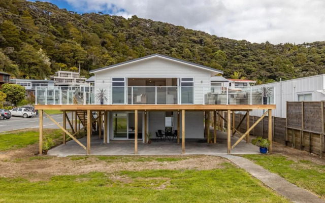 Waterfront Beach House - Paihia Holiday Home