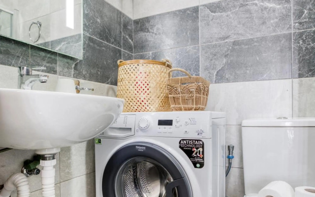 Spacious, 1BR duplex off UNI/Hospital with WIFI by 360 Estates