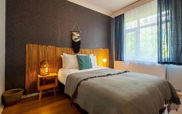 Eclectic Flat Near Metro With Terrace in Kadikoy