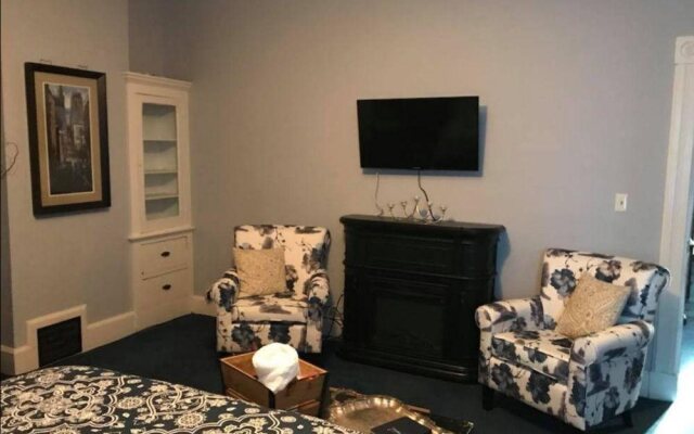 Evans Holly Grove Inn B&B