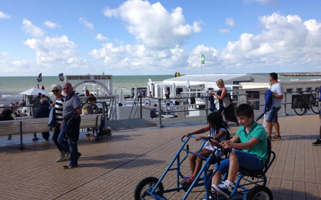 family stay Ostend 300m from beach free public Parking