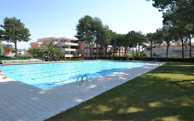 Spacious Flat With Pool View
