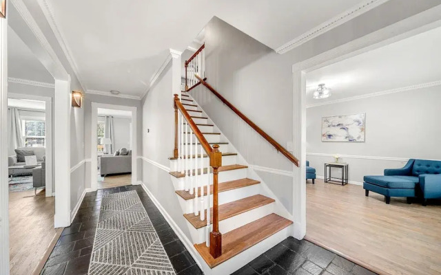 Beautiful Large Newly Renovated 5 Bedroom House