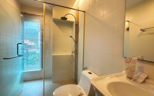 3BR Villa Rooftop Pool Gym Near BeachV28