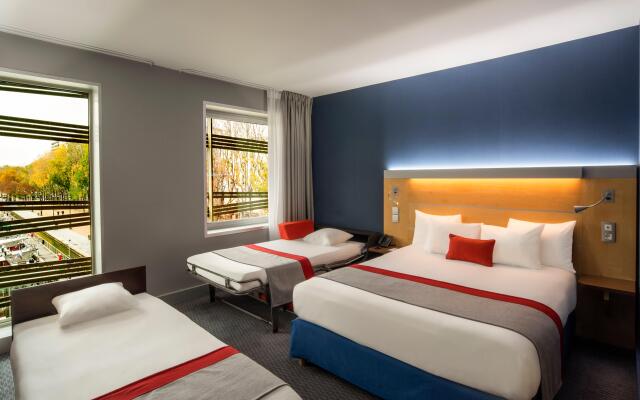 Holiday Inn Express Paris-Canal de la Villette, an IHG Hotel