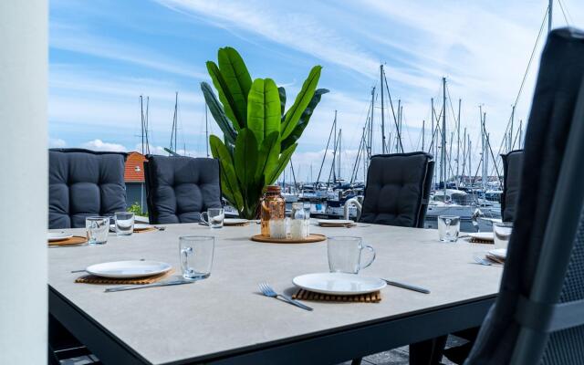 Luxury apartment overlooking the marina for 10 people