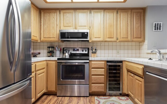 Silver Bear 19 with Covered Parking, Walk to Canyon Lodge by RedAwning