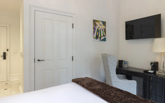 Royal Frenchmen Hotel and Bar