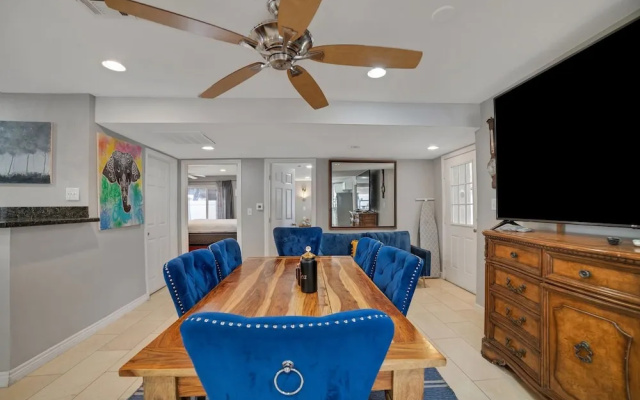 Vibrant In Vegas - 4 Bd With Shimmering Pool! 4 Bedroom Home by RedAwning
