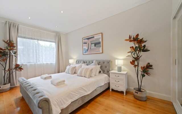 Tranquil And Spacious Home Near Shopping Mall