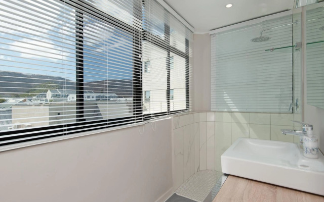 The Sun,Whales and Waves seafront apartment