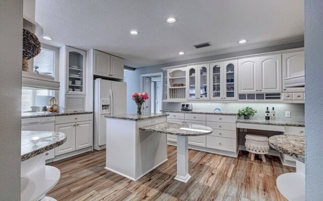 Azure Paradise on the Canal