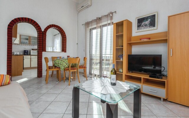 Beautiful Home in Zbandaj With Wifi and 2 Bedrooms