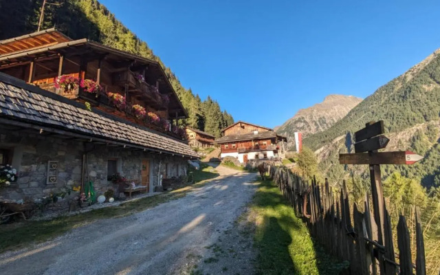 Kofler zwischen den Wänden