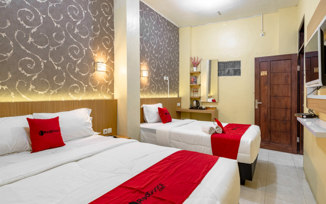 RedDoorz near Dino Park