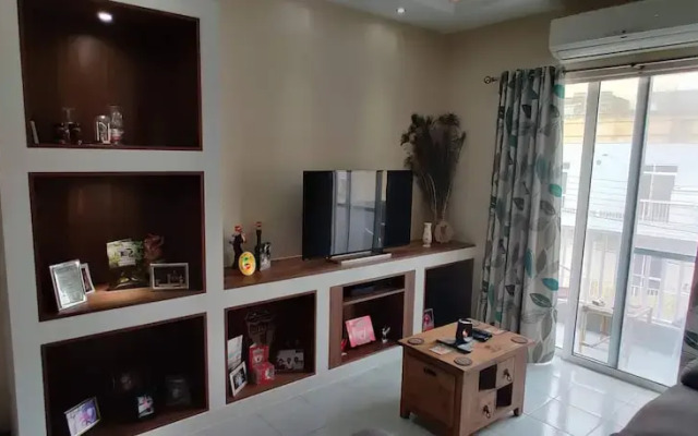 Room-very Bright Well Kept Apartment
