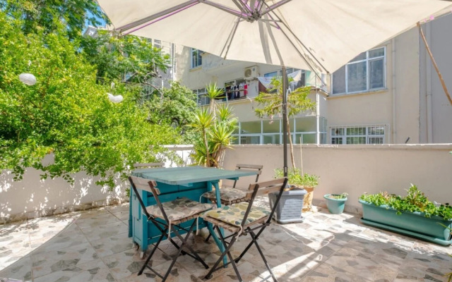 Eclectic Flat Near Metro With Terrace in Kadikoy