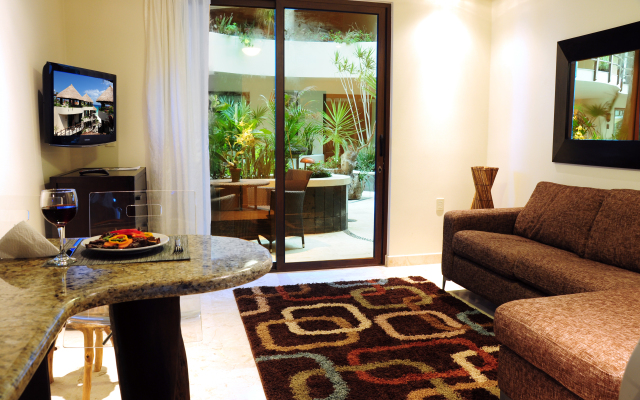 El Taj Oceanfront & Beachside Condo Hotel