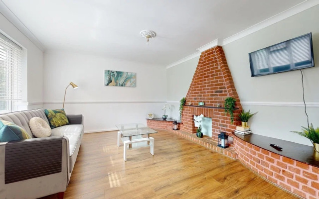 Entire 3 Bed Home in Basildon Sleeps up to 6