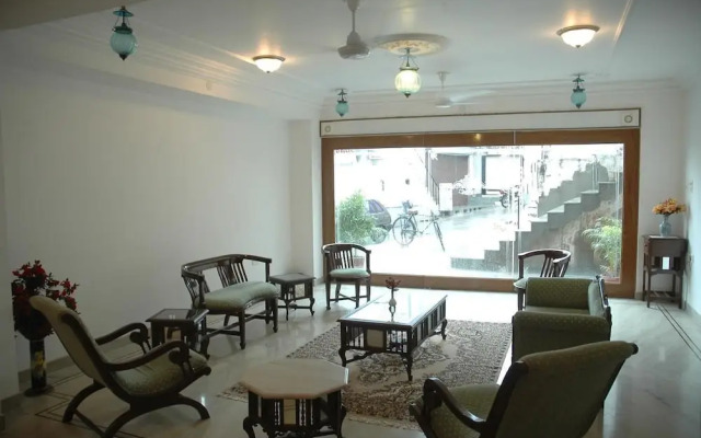 Hotel Raj Niwas