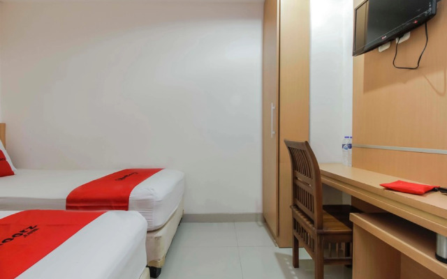 RedDoorz Plus near Galaxy Bekasi
