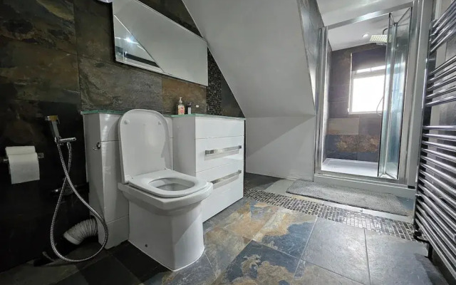 Self Contained Studio Near Windsor Attractions!