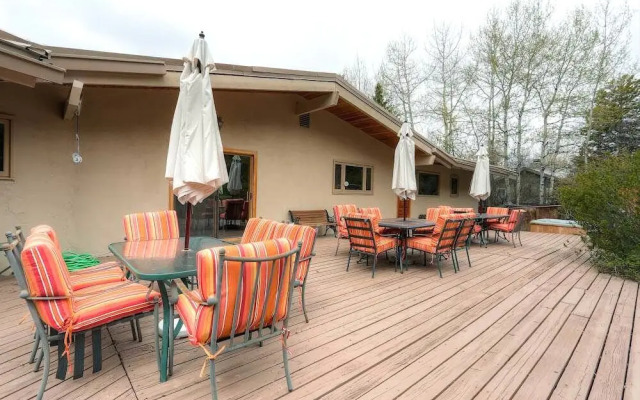 Silver Kingdom - 7 Bedroom Home + Private Hot Tub - LLH 58812
