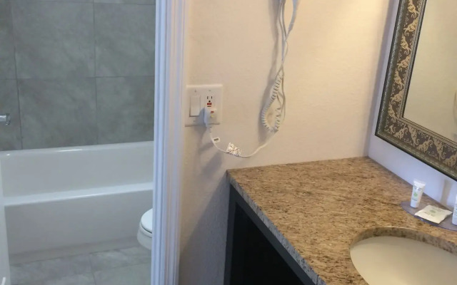 Lantern Inn & Suites