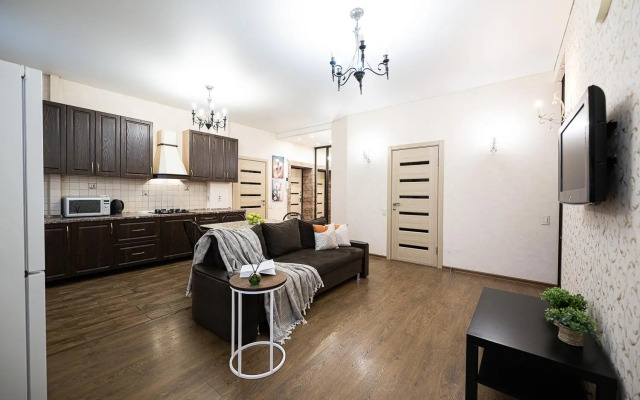 Пять Звезд на Ленина 51