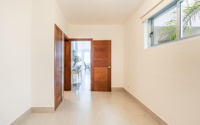 Stay and Feel Comfortable in This Spacious and Modern Apartment