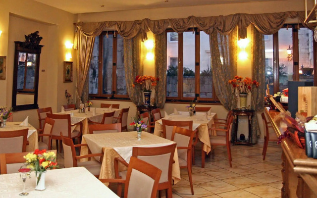 Hotel Peristil