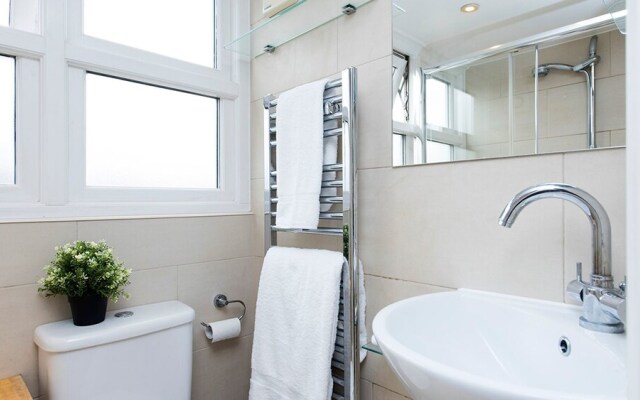 Spacious, Comfortable 2BR Fulham Maisonette