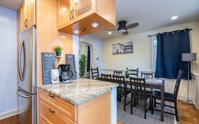 Spacious 4BR CozySuites in Old Town Alexandria
