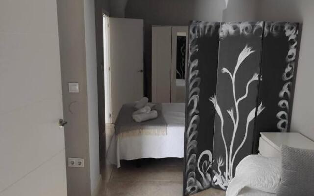 Domus Deorum- a 200 m del Teatro Romano