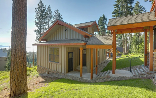 Lake Tahoe Views & Hot Tub: Stunning Luxury Home!