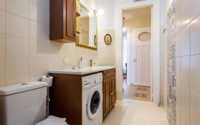 Neoclassical apartment with 3 bedrooms in Piraeus