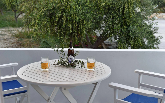 Tarsa Studios & Apartments