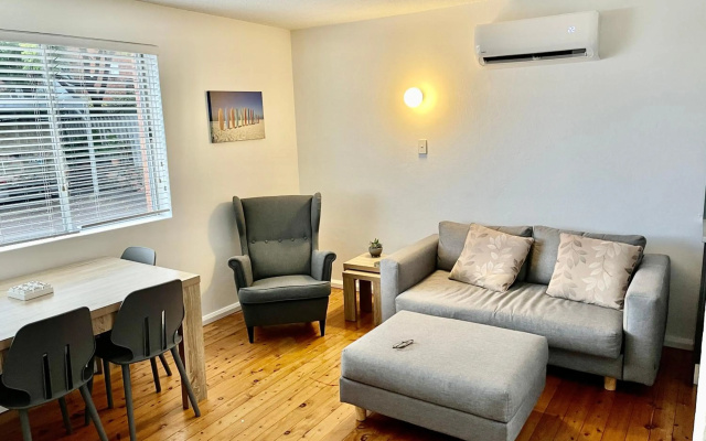 2 Bed Bar Beach Apartment - stroll to beach & cafes, supermarket apartment number 6 – Hotel Rooms – Newcastle
