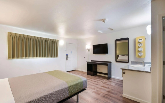 Motel 6 Burlington, WA