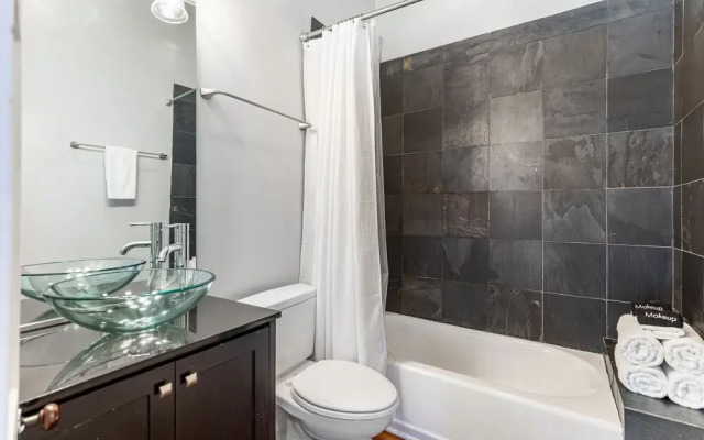 Spacious Apartment Downtown