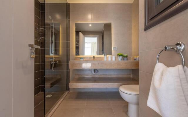 Modern 2-Bedroom Penthouse G-Cribs Pool view