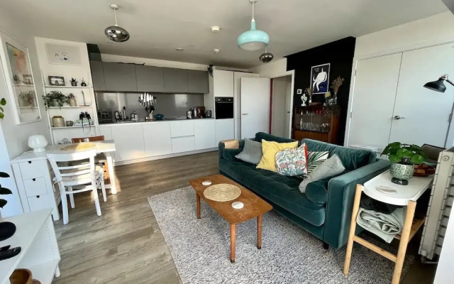 Elegant Chic Living Vibrant London Area