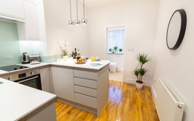 Central Plymouth Apartment By University