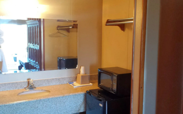 Carefree Inn Flatonia