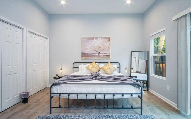 Experience Convenience w/ 4br/3ba Near Alamodome