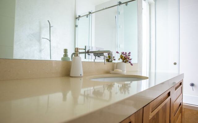 Modern & Stylish 3BR Apt With Balcony