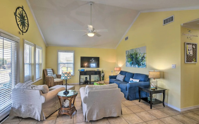 Walk to Galveston Beach: Pet-friendly Home