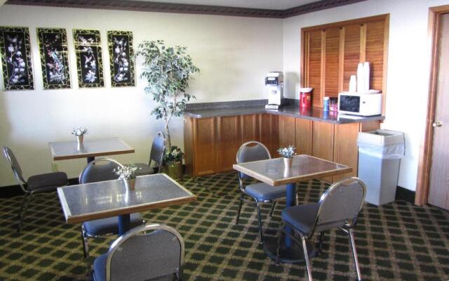 Hallmark Inn & Suites
