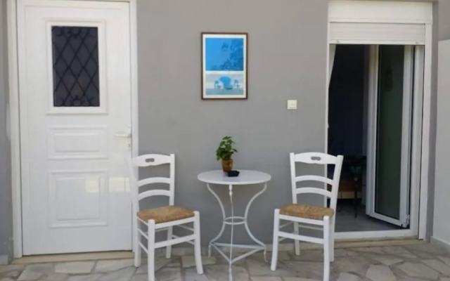Renovated apartment in Adelianos Kampos